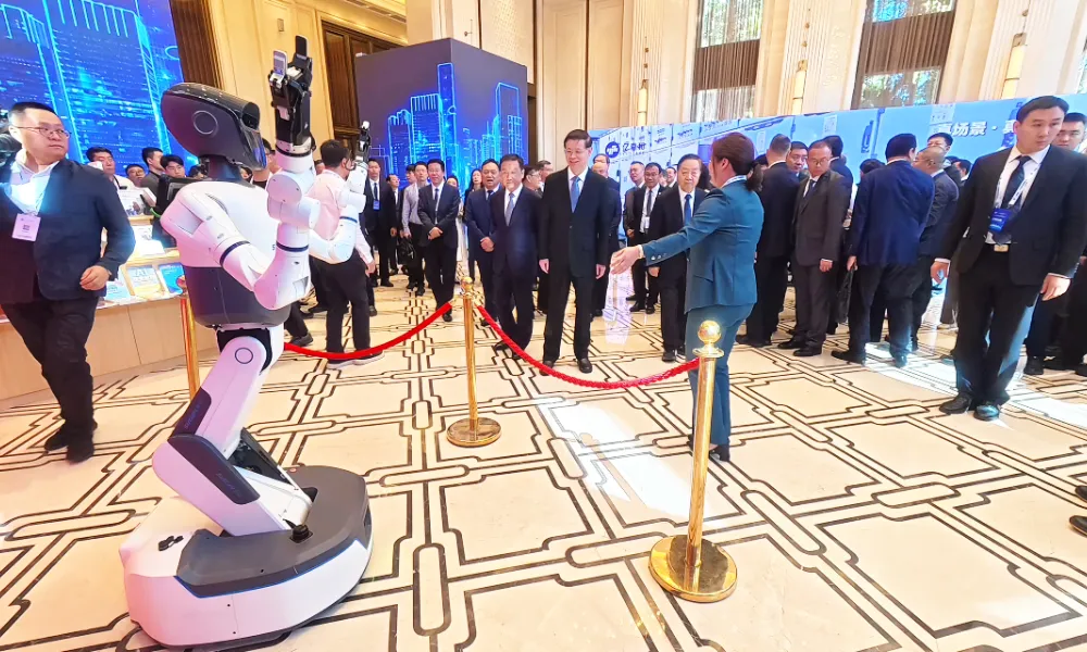 机器人引领&ldquo;AI兴工&rdquo;新风向！蓝狮娱乐出席2026全球工业互联网大会